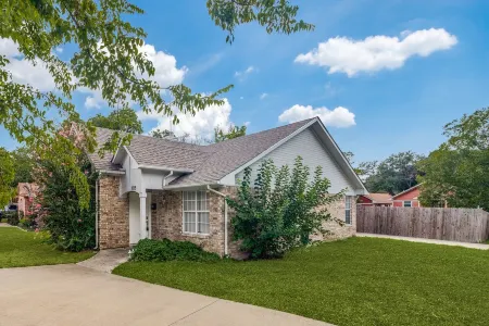Beautiful 3 Bedrooms & 2 Full Bath Near to McKinney Downtown