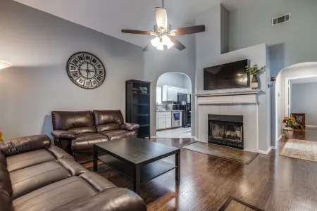 Beautiful 3 Bedrooms & 2 Full Bath Near to McKinney Downtown