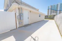 Cheerful 1 bedroom house, 1 block from the beach