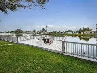 Serene Lakefront home in Tampa Bay, close to beaches and downtown Tarpon Springs Hotels in Holiday