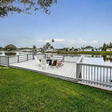 Serene Lakefront home in Tampa Bay, close to beaches and downtown Tarpon Springs