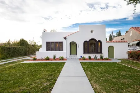 NEW! SPANISH BOHO COLONIAL RETREAT - WOOD STREET - DOWNTOWN RIVERSIDE Отели рядом с достопримечательностью «Калифорнийский университет в Риверсайде»