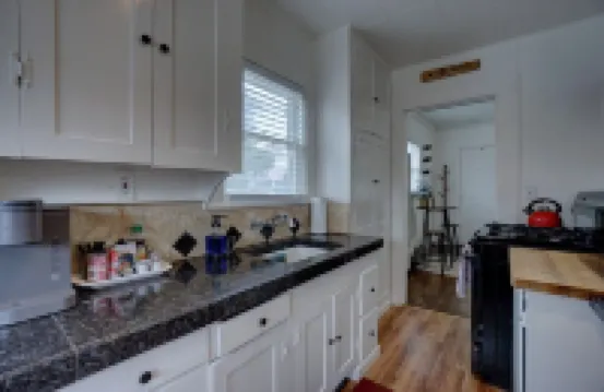 Cozy little cottage W/ private yard in town