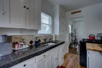 Cozy little cottage W/ private yard in town Hotels in Lodi