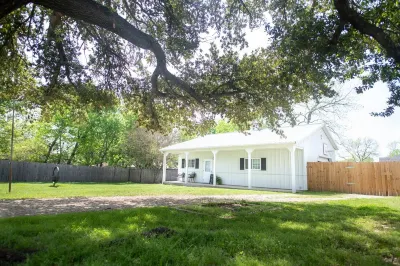 The Firefly is between Waco and Corsicana, 5 minutes from the Navarro Mills Lake