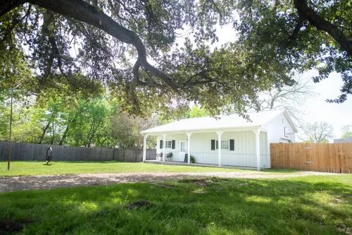 The Firefly is between Waco and Corsicana, 5 minutes from the Navarro Mills Lake