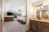 Gray Wolf Lodge-Private Saltwater Pool, Hot Tub