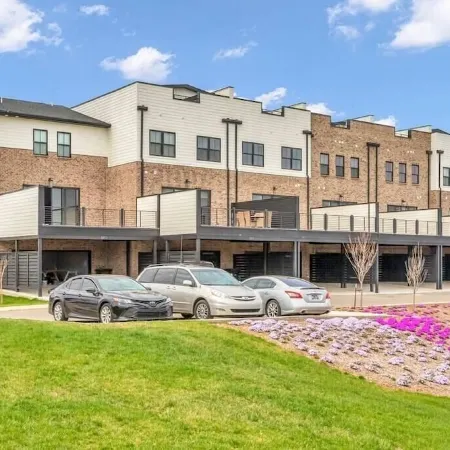 Luxury Massive Townhome, Pool, Elevator, Amenities