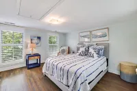 421 Irie: Simply Charming 2 Story COTTAGE!! Private Pool!! 1 Off Street Parking!