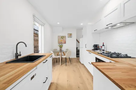 Stylish 3BR Carlton - CBD Fringe Terrace