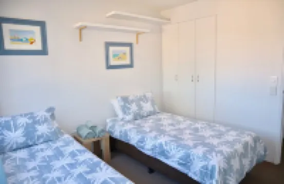 Beachfront and pool views from the balcony _ 5 min walk to the beach. Hotels near Urangan