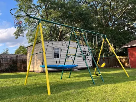 5 Bedroom Expansive Haven with Hot tub, Pool Table, Arcade & Outside Playset Отели рядом с Аэропорт Коламбус Метрополитен