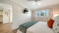 Stunning 1-Bedroom, Remodeled Apartment Overlooking Pool Near the Beach