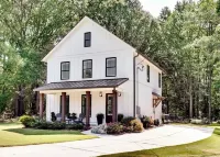 Cozy Downtown Retreat! Patio + Fire Pit + Garden Hoteles en Condado de Oconee