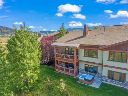 Hot tub, 2 primaries, 180° view of Deer Valley, 1GB wifi, pets welcome