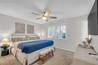 King Suite House guest house,  heated pool, spa, pool table, ping pong