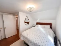 Cozy Lakefront Cottage on Candlewood- swim, relax, hike, wineries 90min from NYC