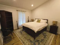 Sprawling 3-bedroom house in delightful Scroggins with WiFi, AC and lakeview