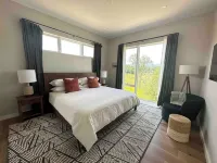 New Const Stowe Modern Sleeps 8. View: Mt Mansfield & River! Private, EV Charger 스토 호텔