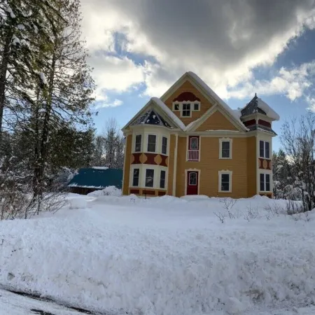 GORGEOUS FAMILY FRIENDLY VICTORIAN WITH ALL NATURAL CEDAR HOT TUB NEAR GORE MT