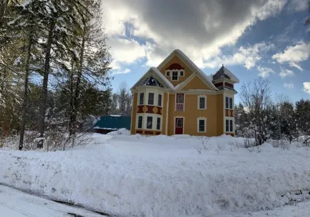 GORGEOUS FAMILY FRIENDLY VICTORIAN WITH ALL NATURAL CEDAR HOT TUB NEAR GORE MT