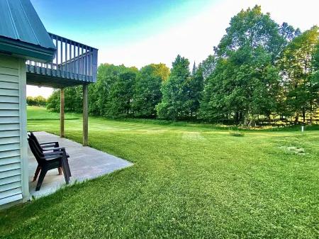 NEW!! Clean, Comfortable & Spacious Northwoods Cabin.