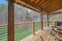 Husky Hideaway - Mountain views, Pet-friendly, Wi-Fi, and King Bed.