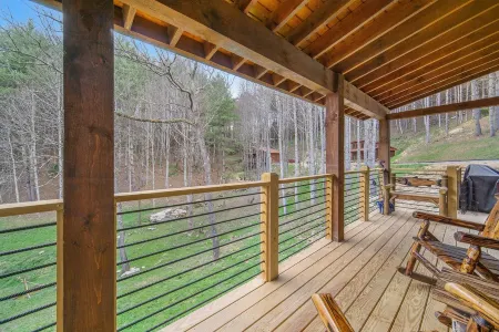 Husky Hideaway - Mountain views, Pet-friendly, Wi-Fi, and King Bed. Отели рядом с достопримечательностью «Колледж Лис-Мак-Рай»