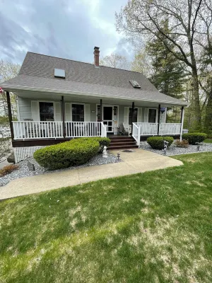 Entire house in Wells, ME nestled in a quiet neighborhood a mile from the beach. Hotels in Ogunquit