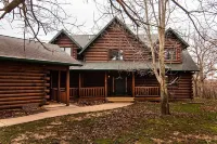 Spacious Lodge w Private Suites. Close to Galena, Breweries, & Field of Dreams.