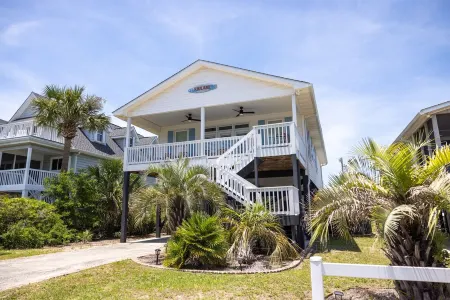Family + Golf Paradise - Beach Access, Hot Tub, Fire Pit, Sunrise & Sunset Views Отели рядом с достопримечательностью «TPC Myrtle Beach»