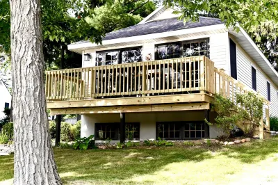 Waterfront house on Miner Lake- Waupaca Chain Hotel dekat Timber Creek Gift Shop