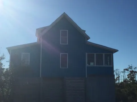 Cedar Island cottage, short walk to beach