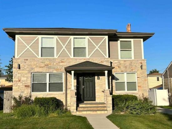PROMO 10% WEEKLY AND 15% MONTHLY! Jacuzzi, King Beds, Easy Access to DT Chicago!