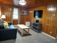 Cozy 2-bedroom cottage with WiFi and AC in pleasant Pigeon Forge - On the River!