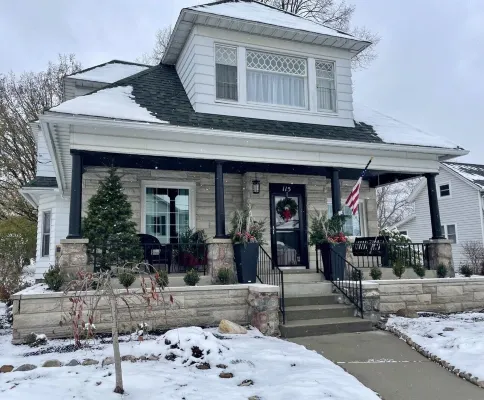 Charming 1912 Bungalow in Middlebury Indiana فنادق في Middlebury