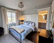 5Br/4BA Osoyoos Lakeview Villa: Pool, Game Room,  Pizza Oven, Huge Yard Sunroom!