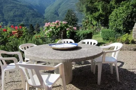 Villa Rossa,  magnificent garden and view on the lake at only 10 min. from Como Отели в г. Торно