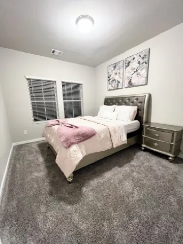 Home sweet home with 4 bedrooms/2.5 baths and 8 beds. Отели рядом с достопримечательностью «Маркет сквер эт Элдридж»