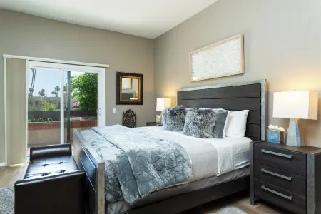 Beautifully updated, top floor, centrally located 2-bedroom condo Отели в г. Палм-Спрингс