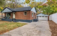 NEW & Remodeled! King Beds, Hot Tub, Firepit, GameRoom, Huge Backyard, Mtn Views