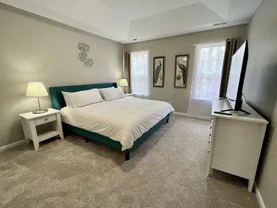 Cozy 4 bed home, mins 2 Uptown Hotels near Walgreens