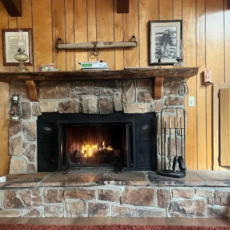 Mountain cabin with fireplace. Minutes away from Shaver Lake and China Peak.