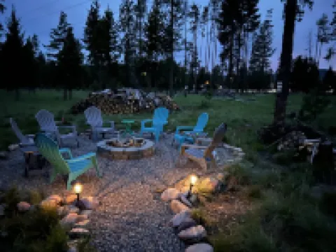 Charming 2-bedroom cabin with bonus loft, pet-friendly in Seeley Lake