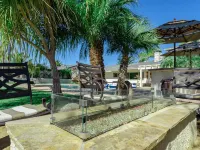 Private Pickelball Ct, BBQ, Fire Pit, Large Pool, Near Frontwave Arena and Ocean