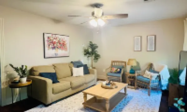 Charming Cottage Near Sfa, Azalea Gardens,  & Walking Trails.