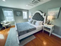 Coastal Cottage - Porch, Grill, Walk to Portsmouth Kittery Dance Hall附近的飯店