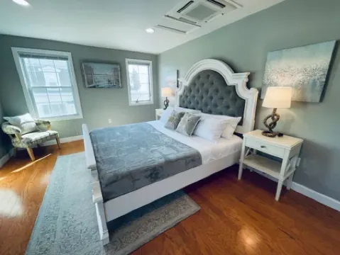 Coastal Cottage - Porch, Grill, Walk to Portsmouth