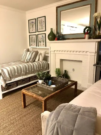 Convenient quiet LSU Location near City Park, coffee shops, restaurants and bars Отели рядом с достопримечательностью «Магнолиа Маунд Плантейшен»