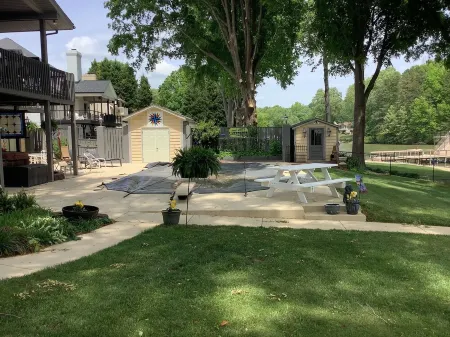 *Waterfront House on Lake Norman, Pool & Private Dock, Sleeps 1